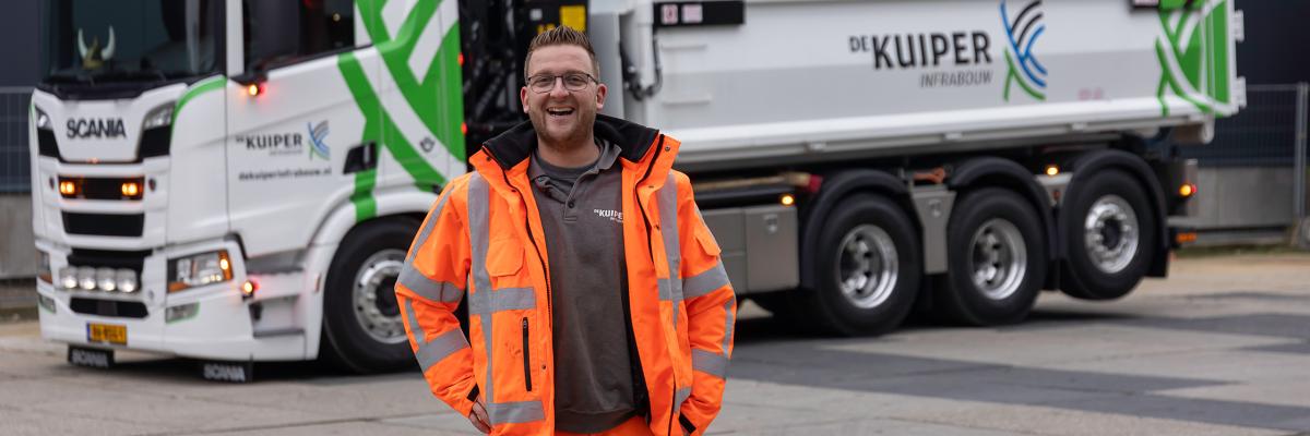 scania S 520 truck met trotse chauffeur 