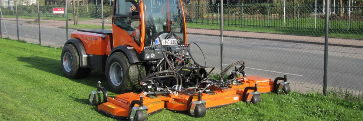 Holder werktuigdrager maait 