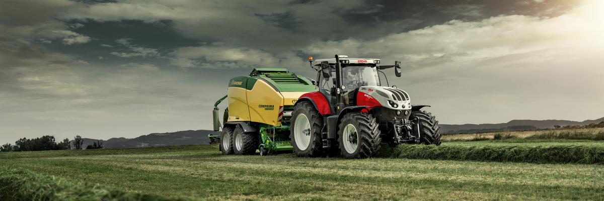 Steyr 6300 Terrus met bandendrukwisselsyteem aan t persen 