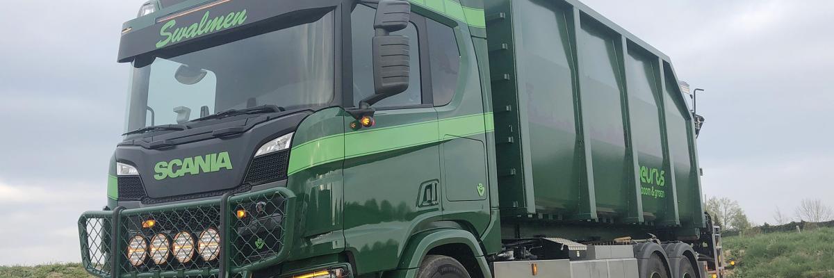 scania R530 met haakarm en laadkraan.