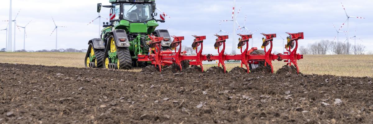 Pottinger Servo T 600 on land ploeg 