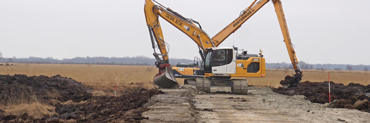 Oosterhuis BV, Nijeveen, kadeherstel, Fochteloerveen, profileren, Grondig 2, 2023, graafmachines, kraan.png
