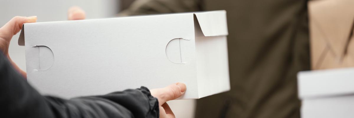 Pakketje overhandigen