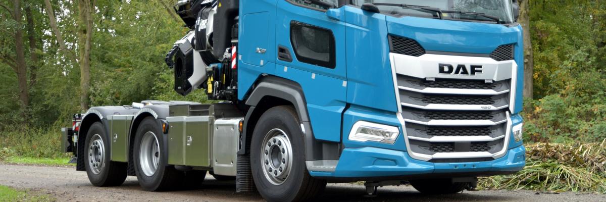 Veldhuizen trucks,  DAF 6x2met autolaadkraan.
