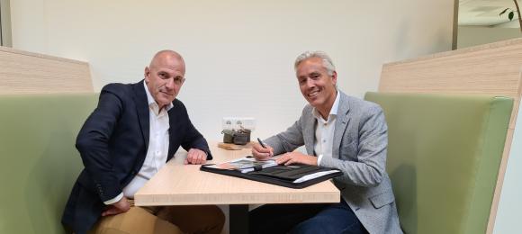 Mark Overeijnder (links) en Ralph de Hart (rechts) tekenen samenwerkingsverklaring.jpg
