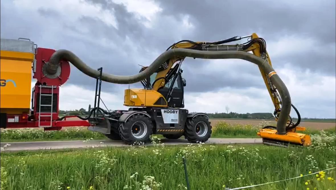 Deze machine is voorzien van Nokian-banden in de maat 710/40-22.5, Gradertronic, een uitschuifbaar contragewicht, een kipperfunctie en een luchtdruksysteem.