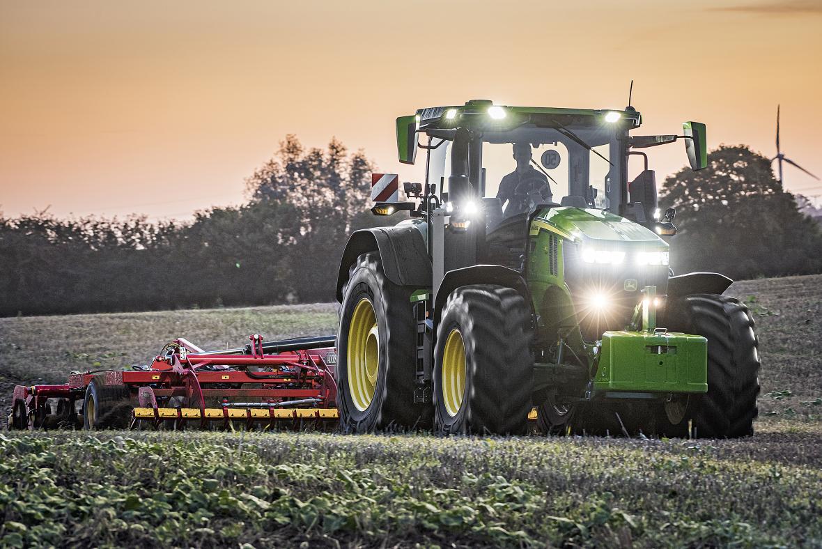 De nieuwe John Deere 7R 350 is met nominaal 257 kW (350 pk)  het nieuwe topmodel. 