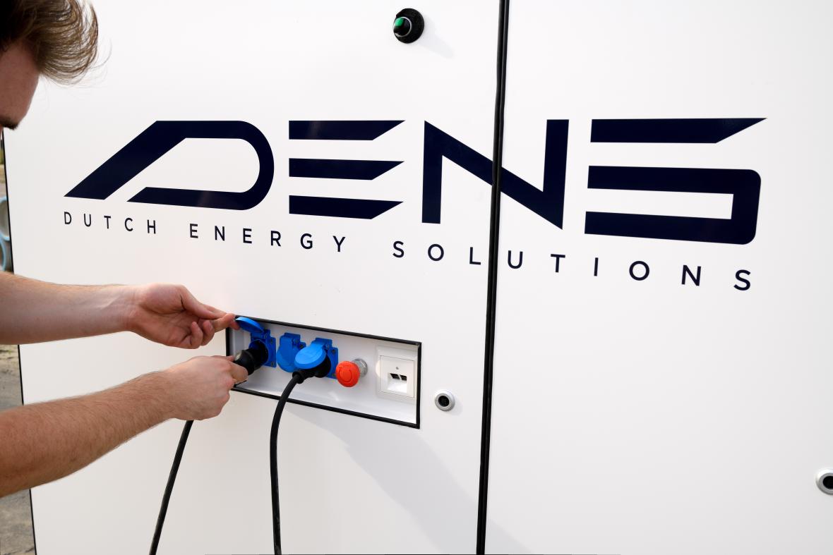 . In het aggregaat wordt uit de hydrozine à la minute weer waterstof opgewekt en direct in een brandstofcel omgezet naar schone elektrische energie.