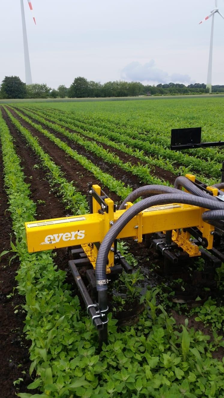 De machine is leverbaar in een acht- en een twaalfrijige uitvoering, op wens op 150 of 225 centimeter spoor.