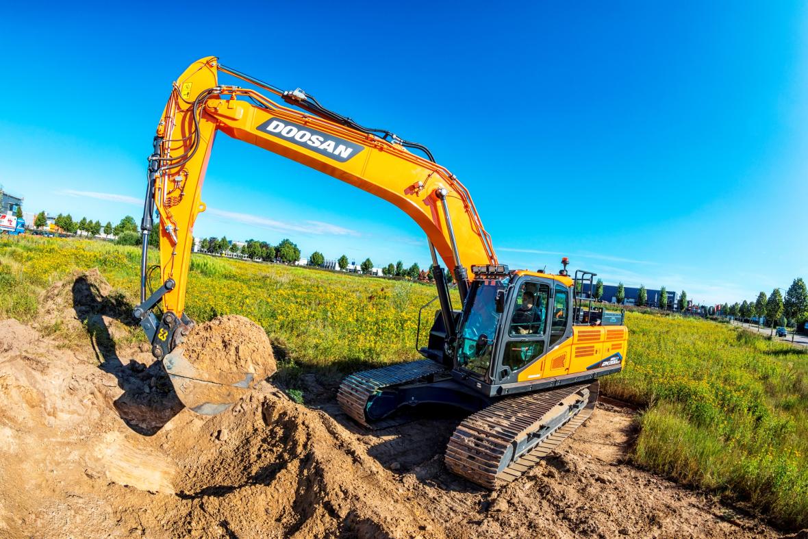 De Doosan DX 300 LC Electric draait proef