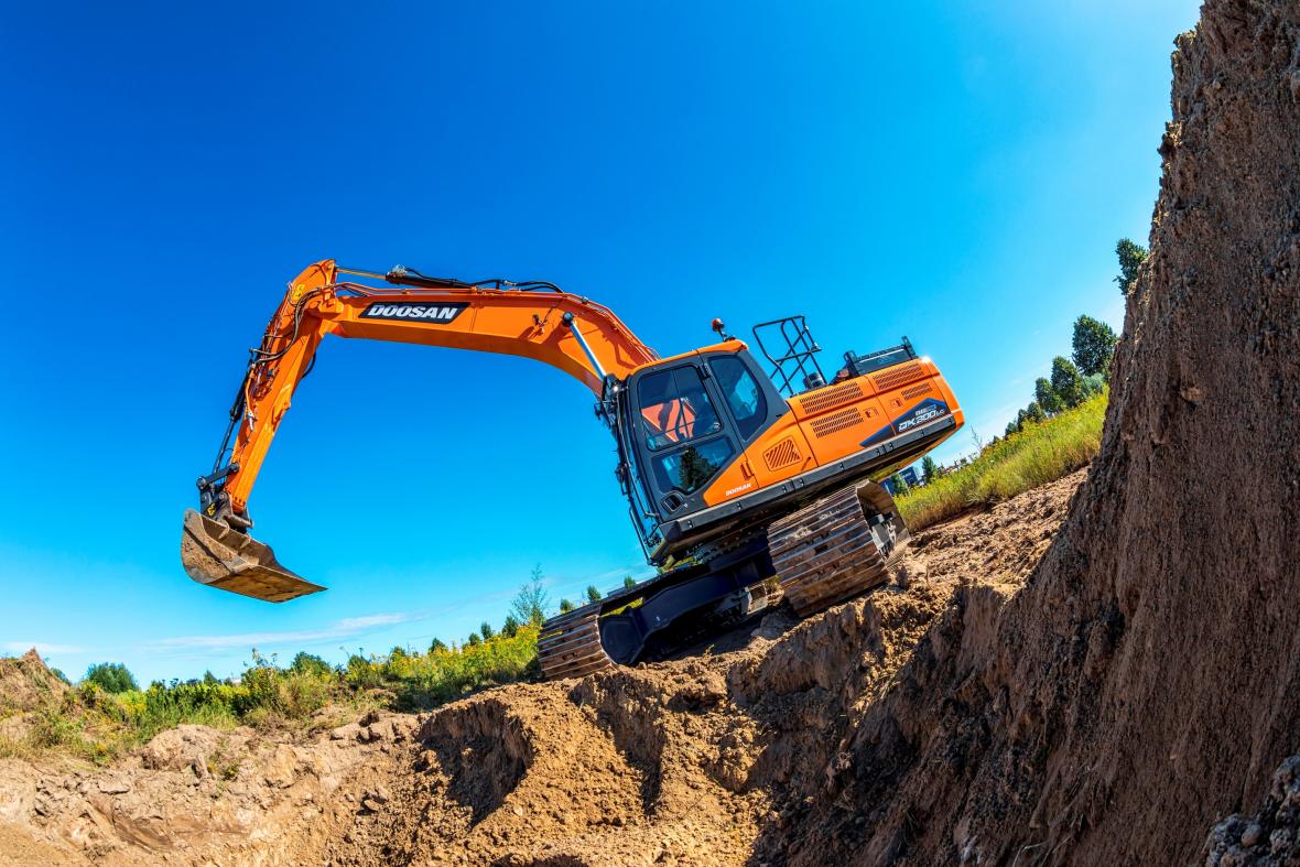 De Doosan DX 300 Electric draait proef