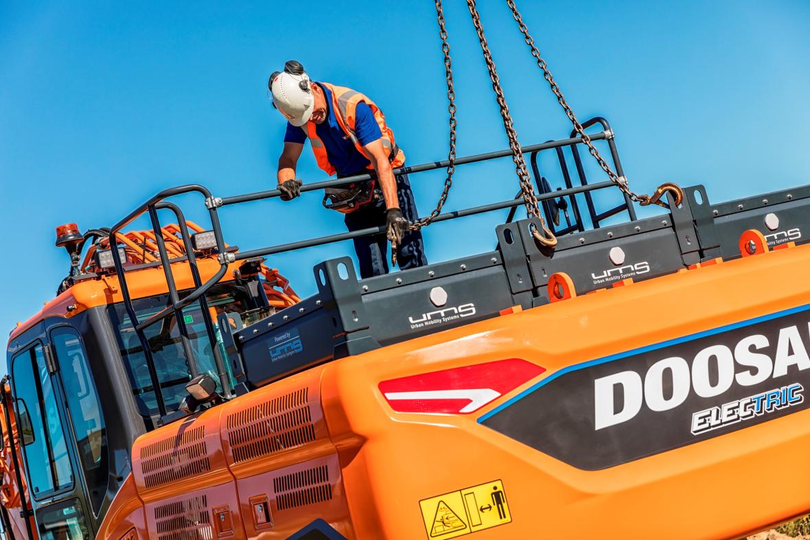 Accupakketten verwisselen bij de DX 300 Electric