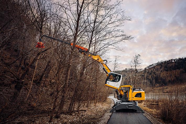 Liebherr rupsgraafmachine in bosbouwuitvoering