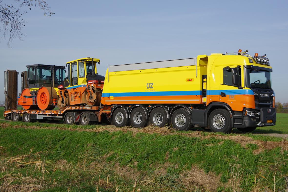 Veldhuizen Scania met oplegger.