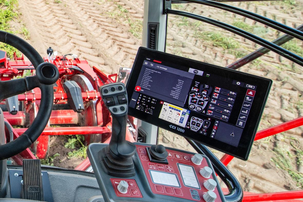 Grimme aardappelrooier met bedieningsscherm voor opbrengskartering