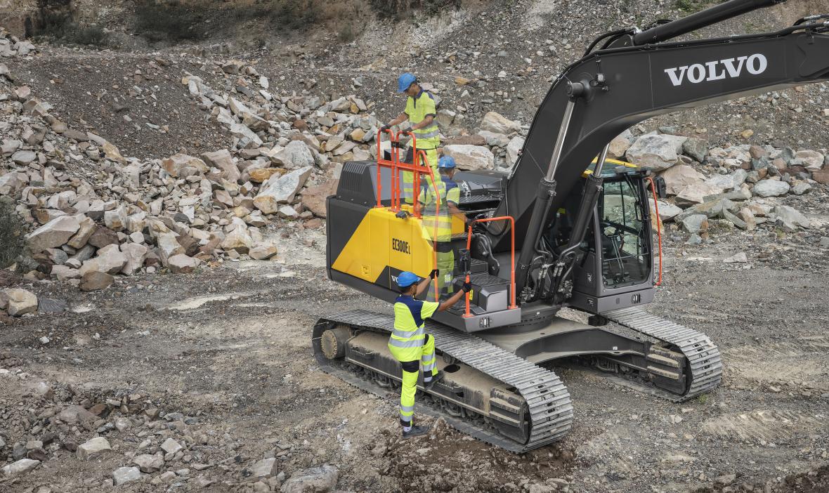 Volvo EC 300 E rupsgraafmachine met nieuwe opstap