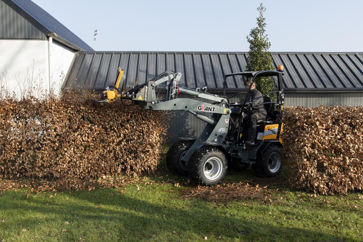 Tobroco Giant G2300 wiellader met heggenschaar 