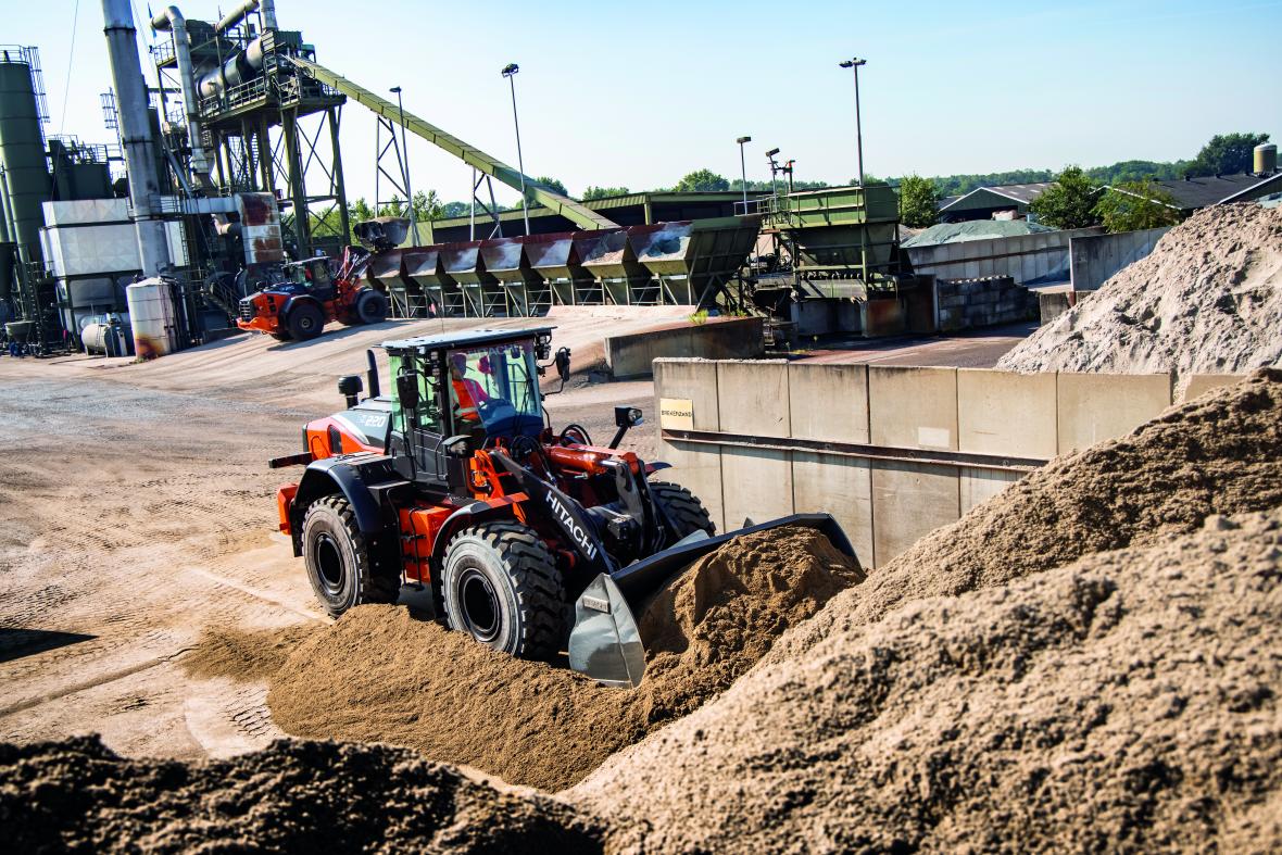 Hitachi ZW 220-7 wiellader in actie