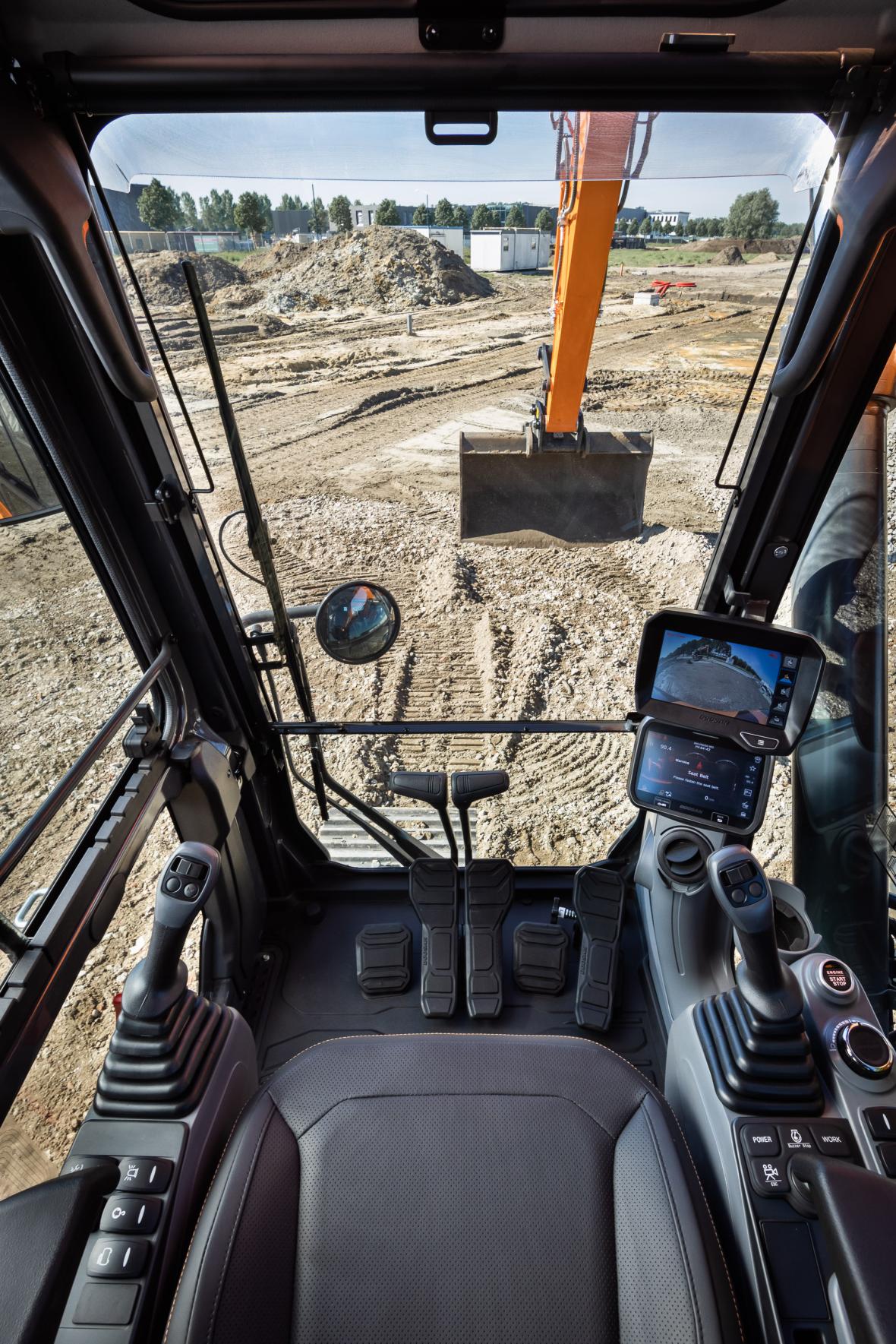Doosan DX225 rupsgraafmachine innerlijk cabine