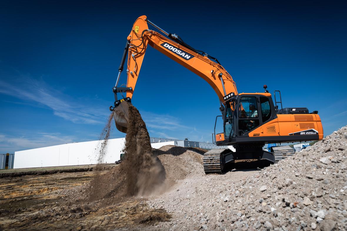Doosan DX 225 rupsgraafmachine Stage V