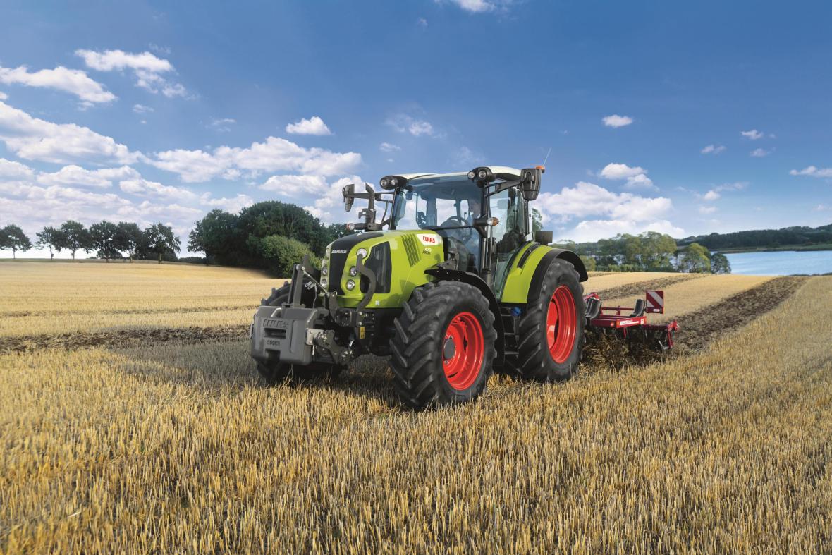 Claas Arion 400 trekker aan t ploegen 