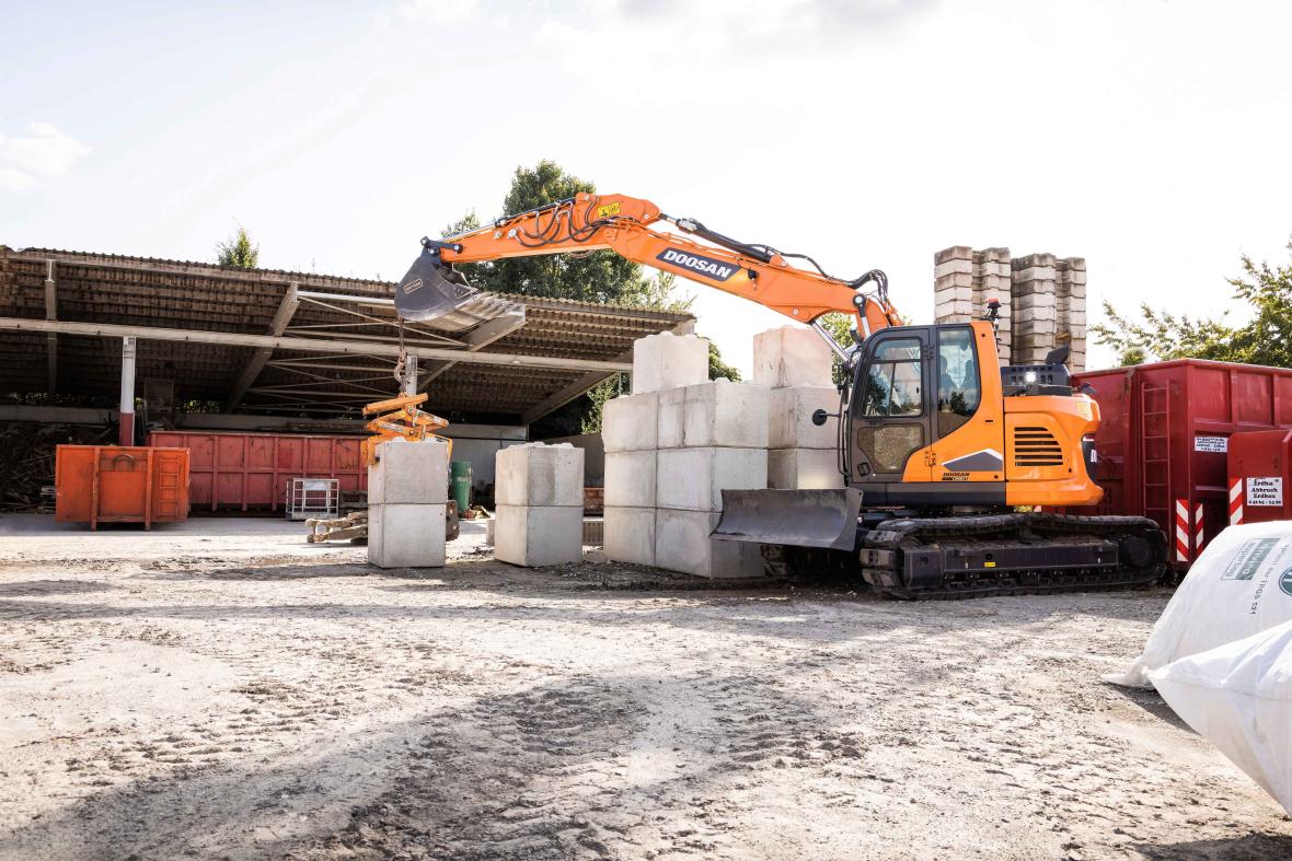 Doosan DX 140 short radius Stage V rupsgraafmachine