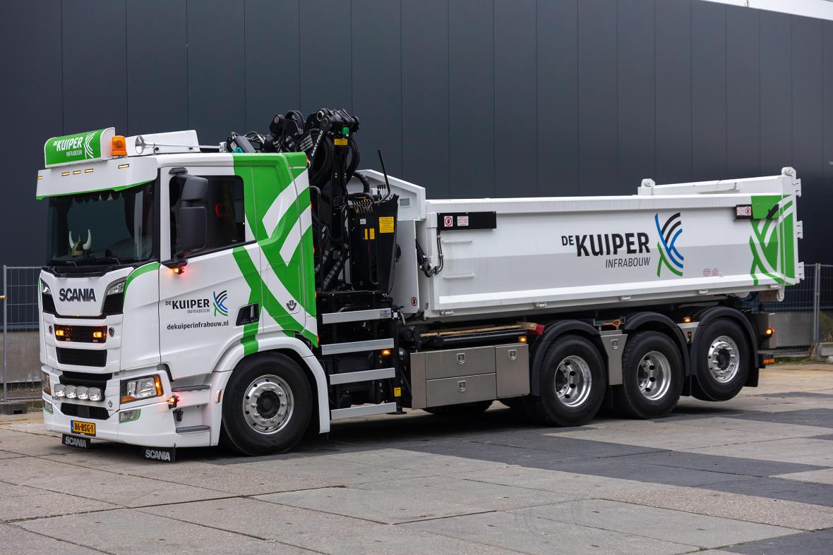 Scania 520 truck met laadkraan
