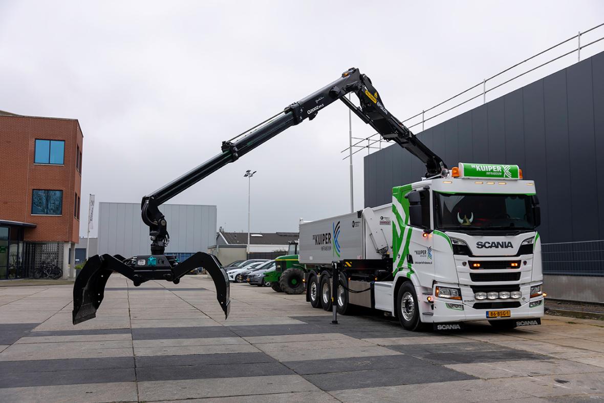 Scania 520 truck met laadkraan
