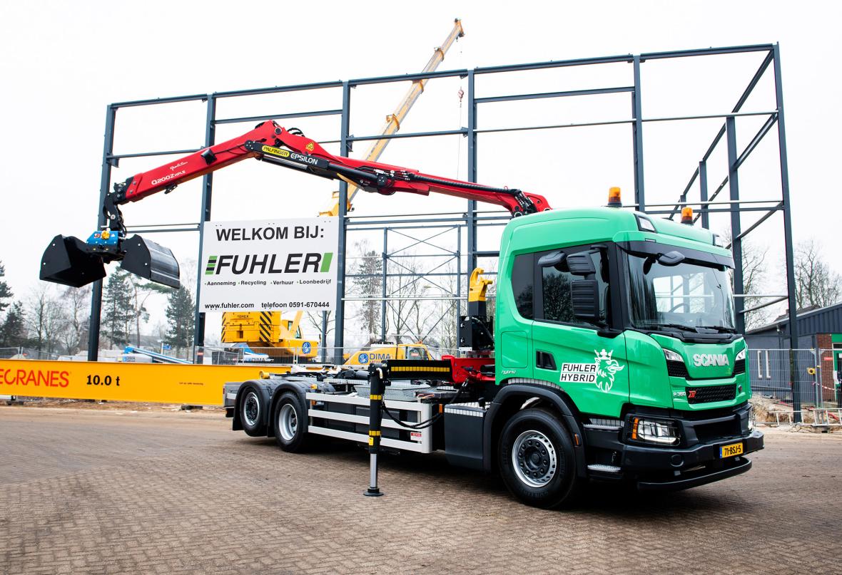 Scania PHEV truck met laadkraan