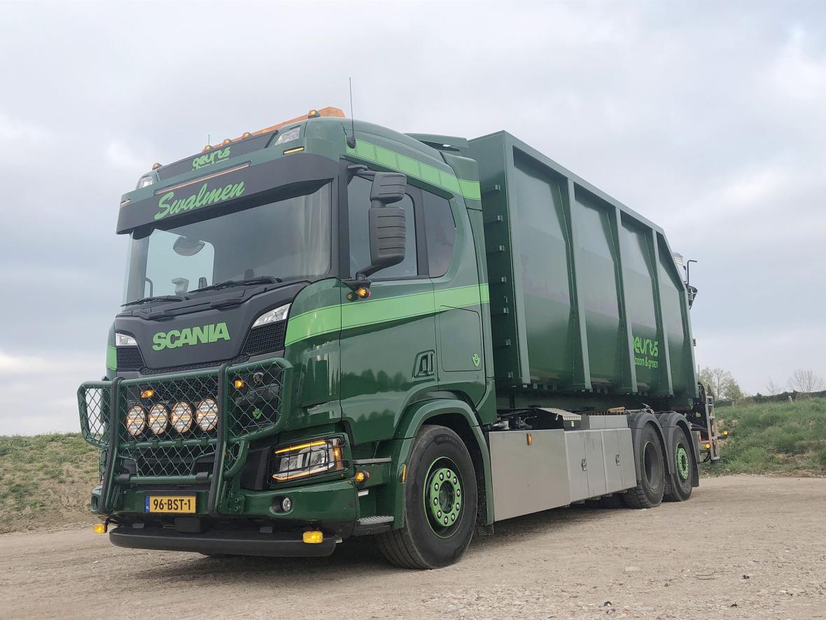 scania R530 met haakarm en laadkraan.