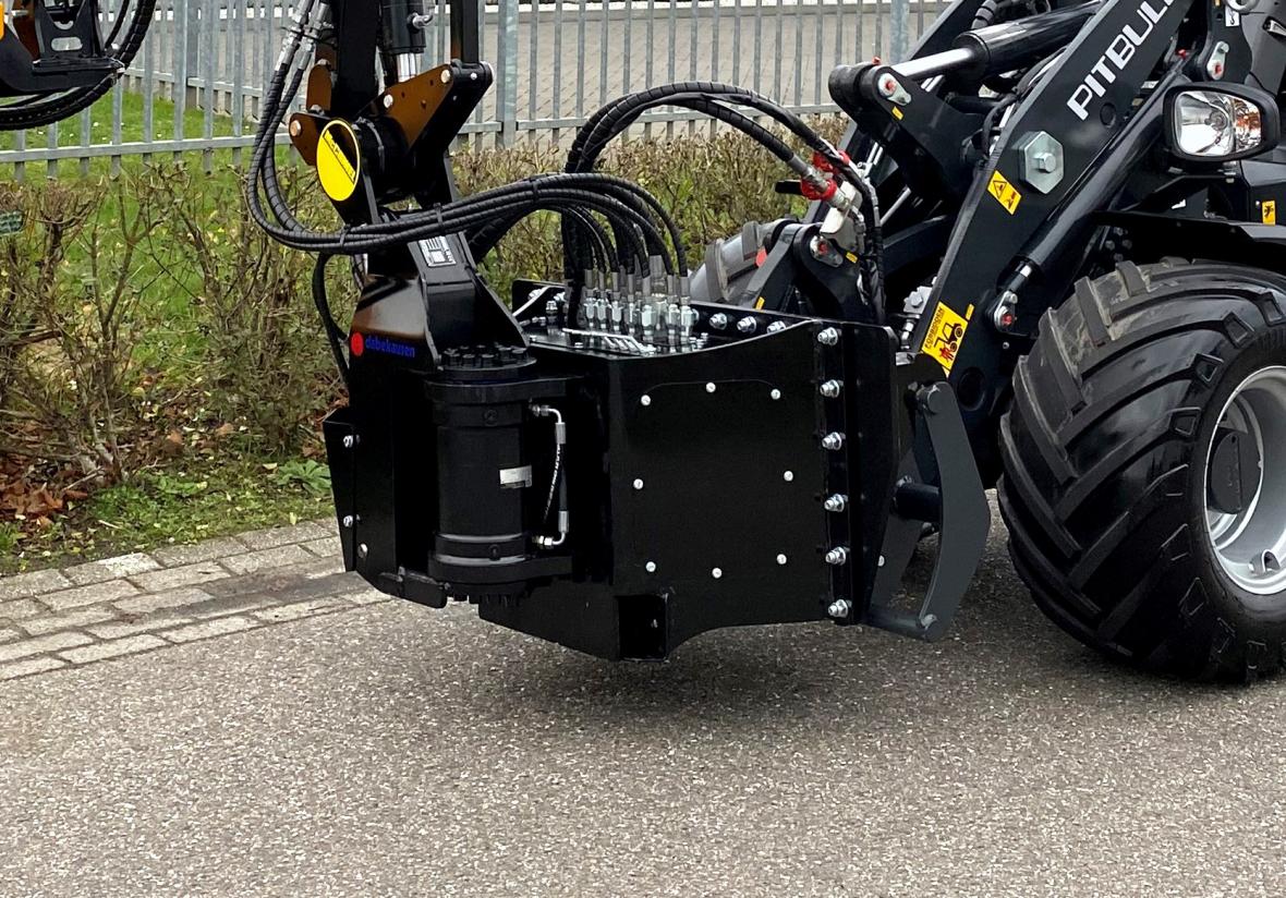 mc connel adaptor voor maaiarm aan compacte wiellader