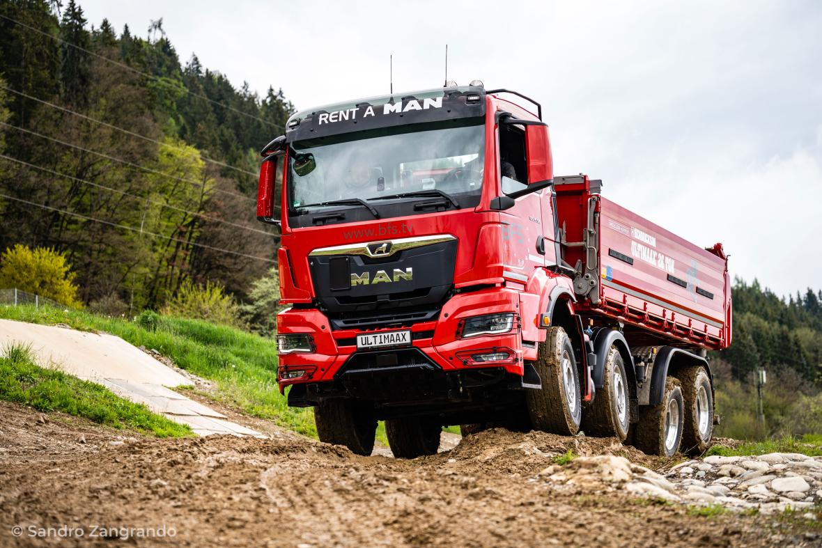 MAN bouwvoertuig met Ultimaax vering