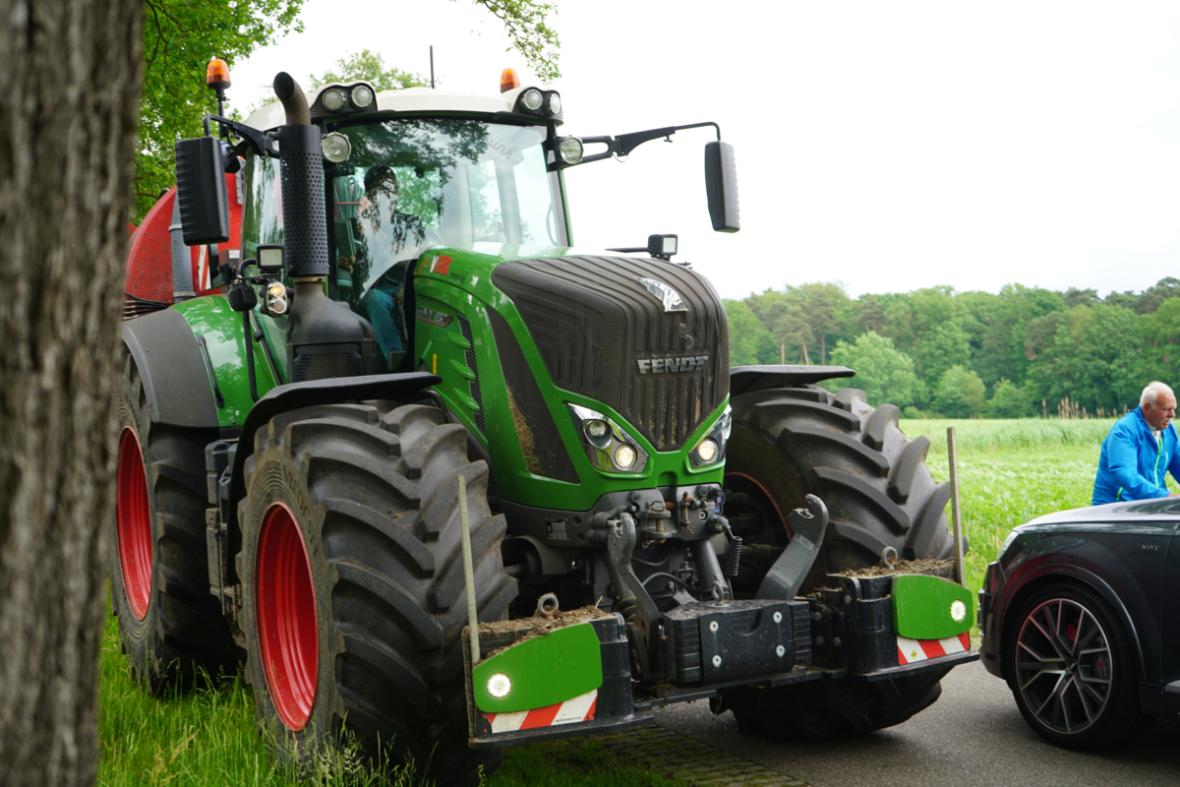 Tractor komt op landweg andere weggebruiker tegen