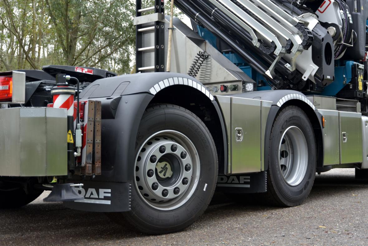 Veldhuizen trucks, DAF 6x2met autolaadkraan.