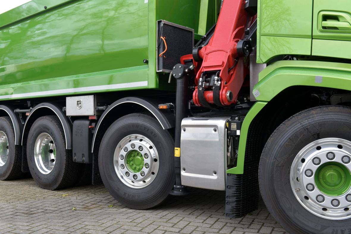 vrachtwagen met laadkraan
