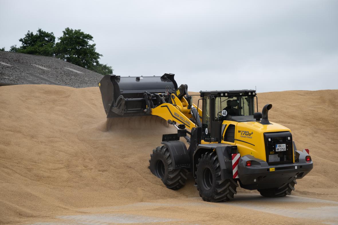 New Holland WD170 Forage Power op de kuil 