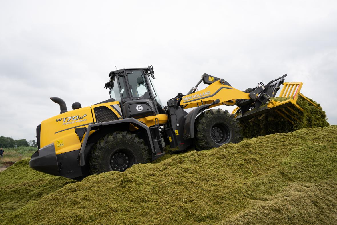 New Holland WD170 Forage Power op de kuil 