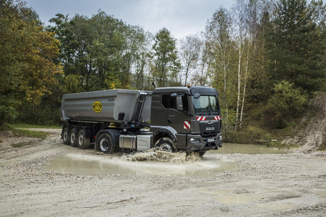 MAN met oplegger offroad