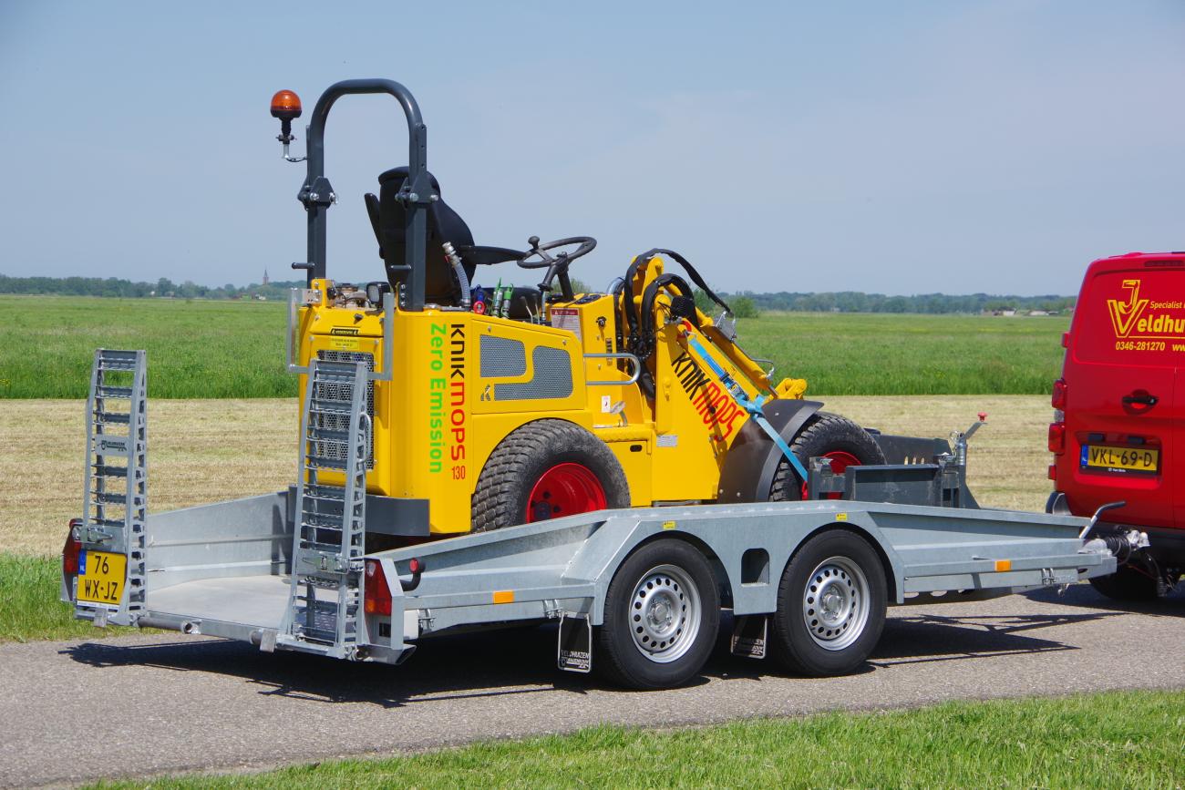 Elektrische Knikmops op speciale Veldhuizen aanhanger 