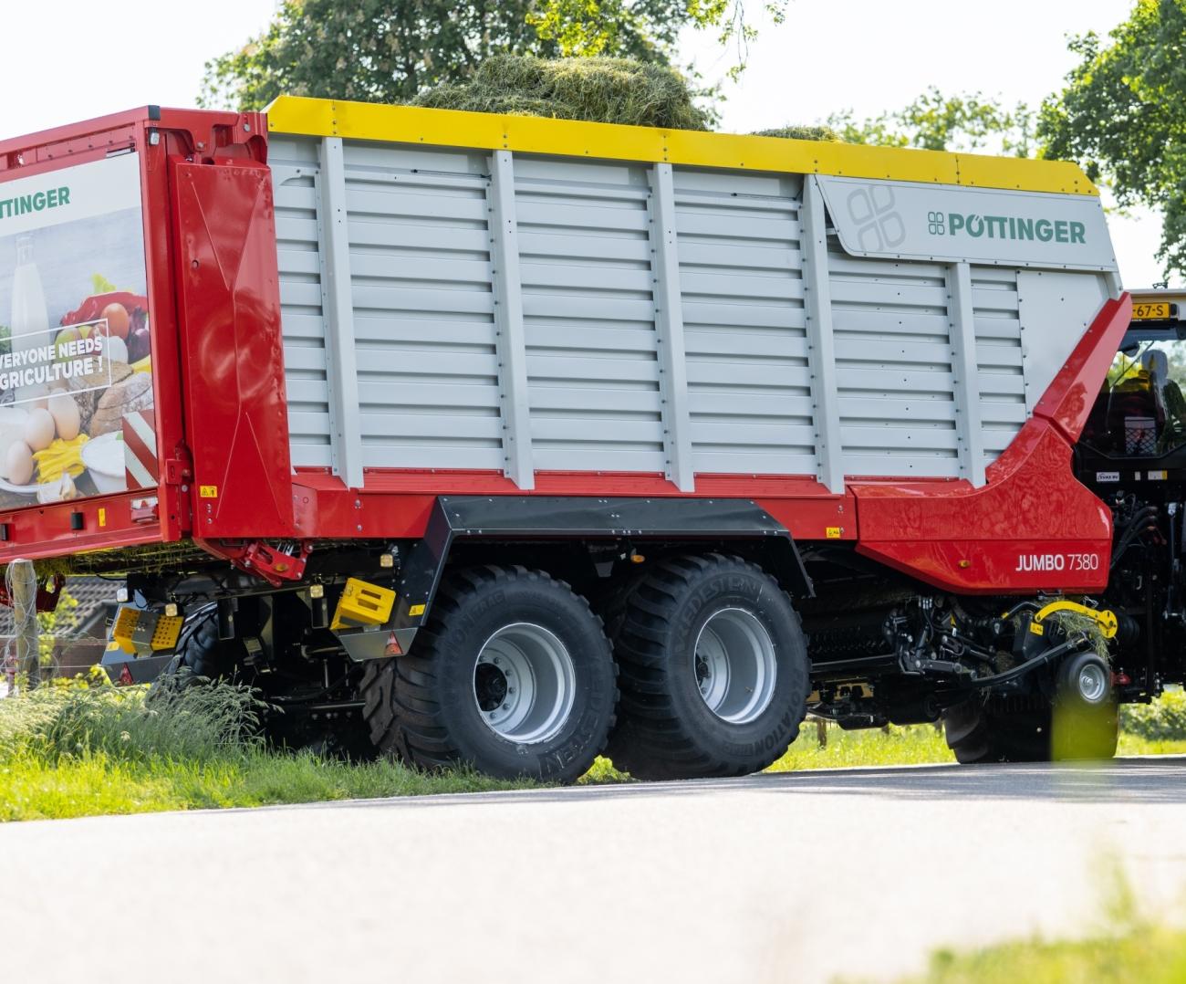 Pottinger Jumbo opraapwagen op transport 