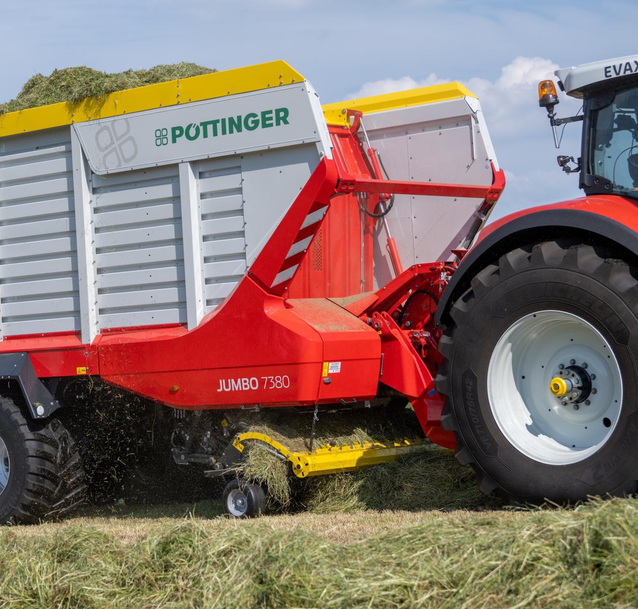 Pottinger Jumbo opraapwagen met beweegbare voorwand.
