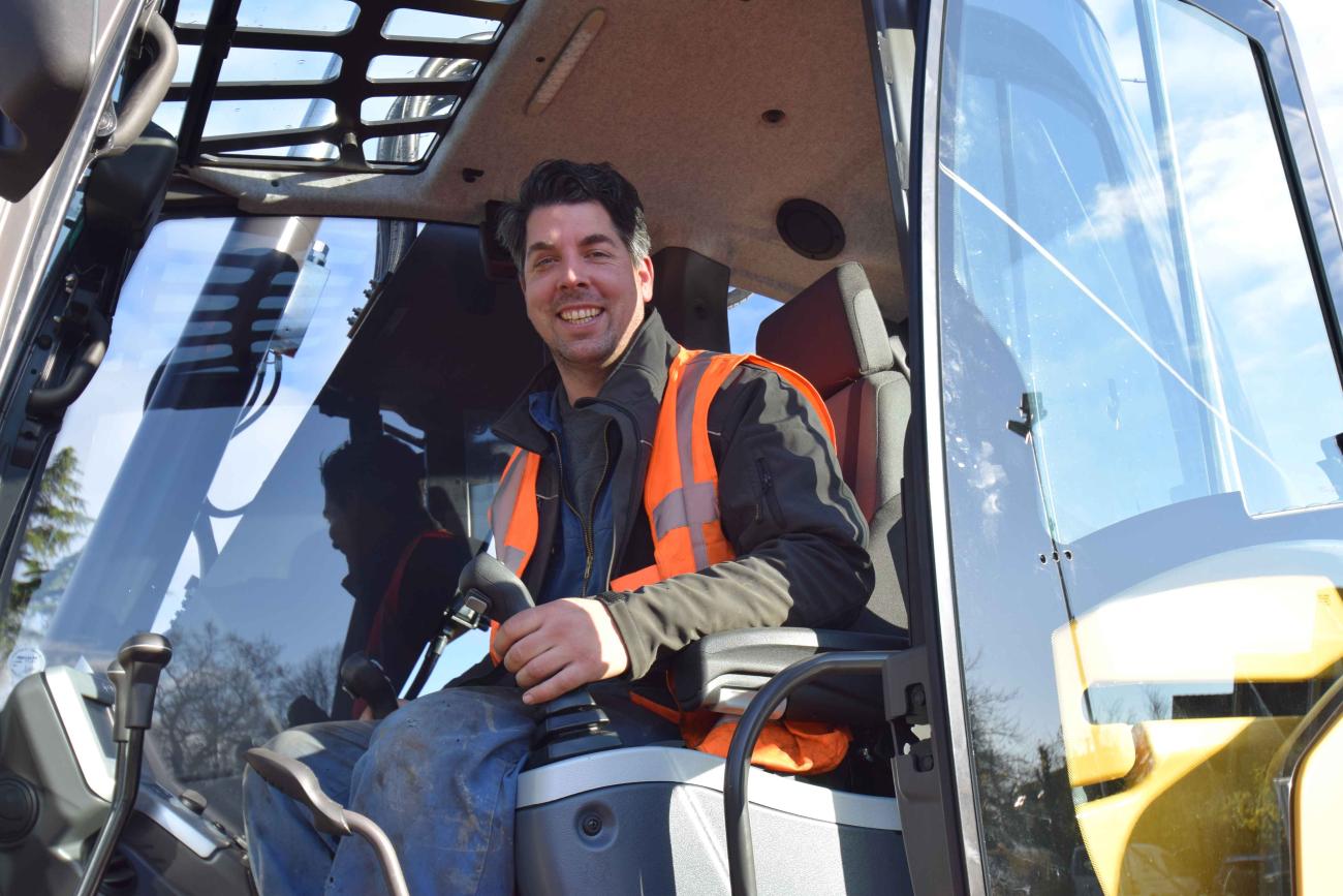 Dirk willem hop in zijn mecalac funderingskraan