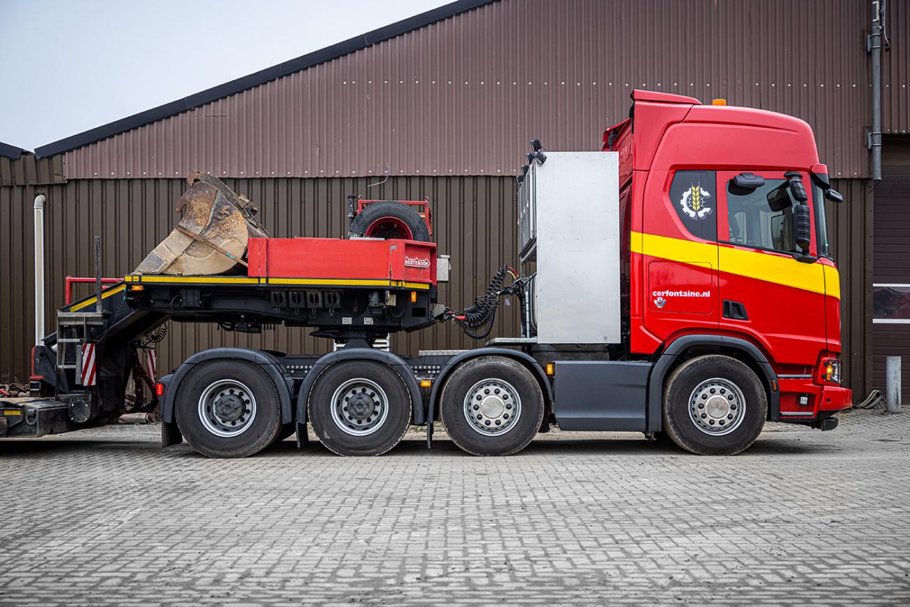 Scania 8x4 XT zwaartransporttruck 