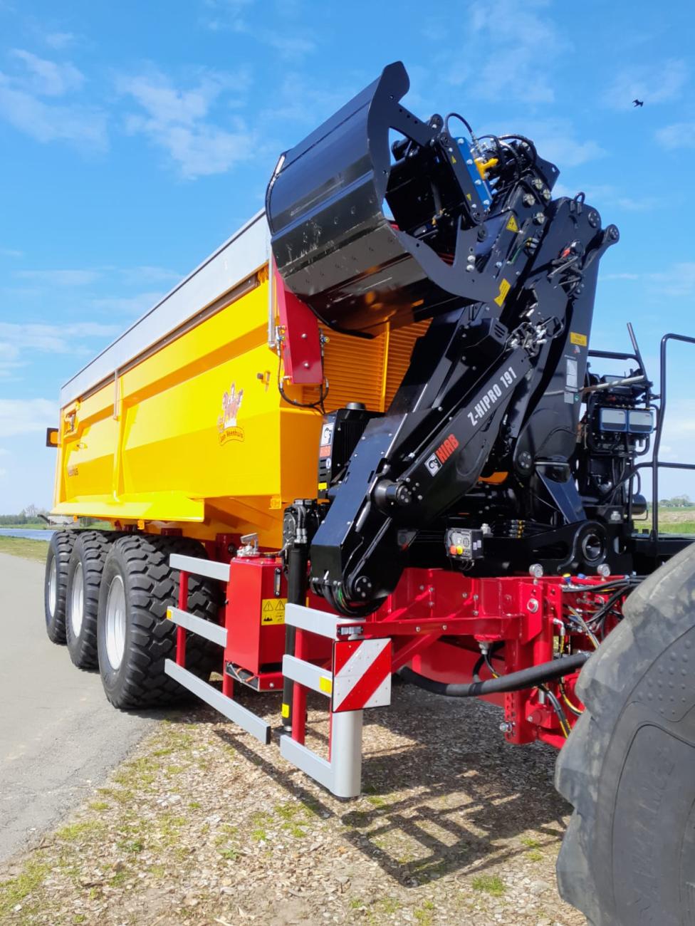 Hiab opbouw op veenhuis kipper