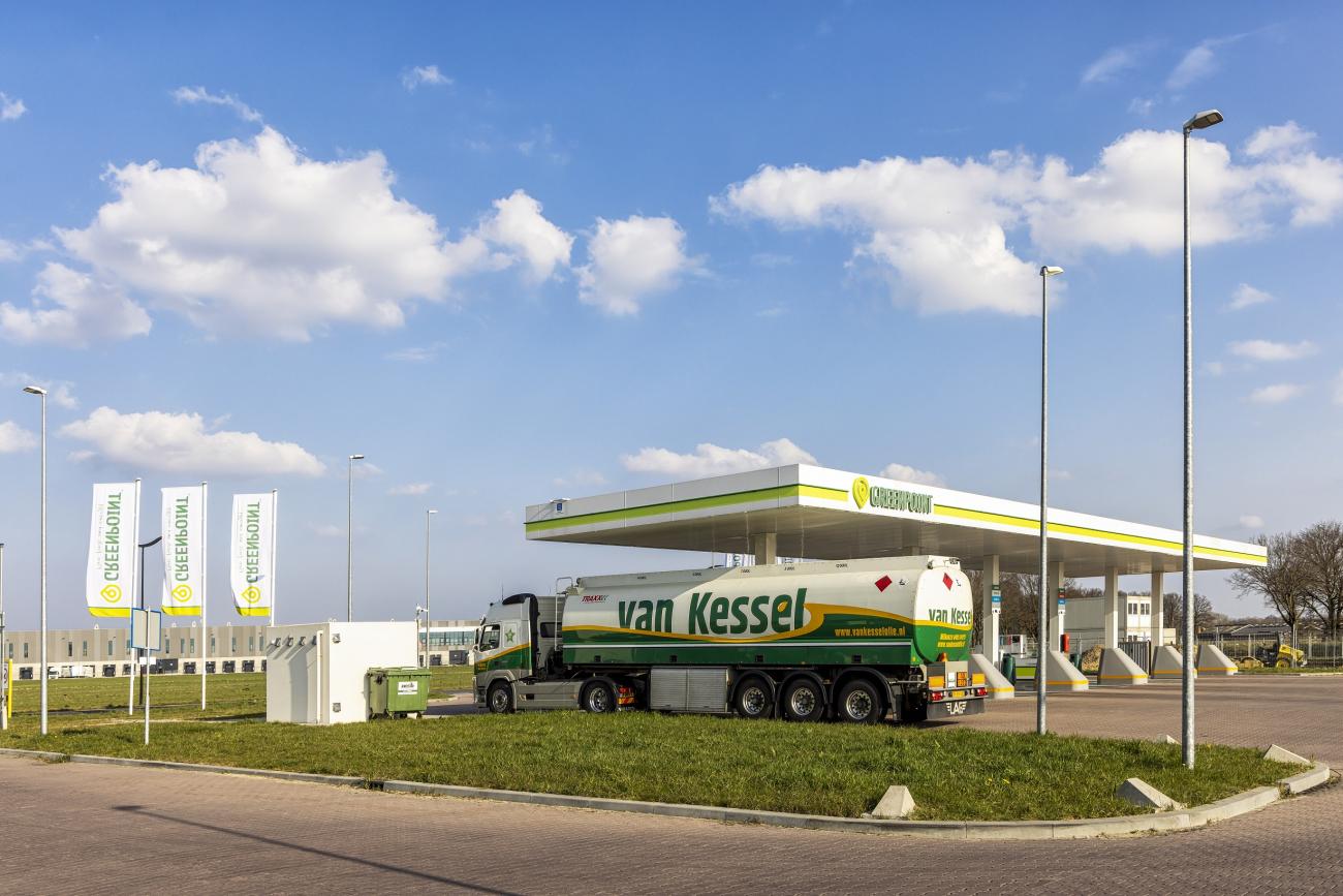 Van Kessel tankwagen op tankstation