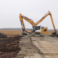 Oosterhuis BV, Nijeveen, kadeherstel, Fochteloerveen, profileren, Grondig 2, 2023, graafmachines, kraan.png