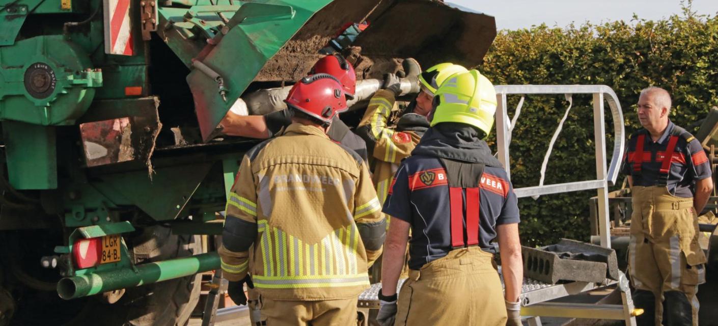 4. Oefening brandweer meststrooier.jpg